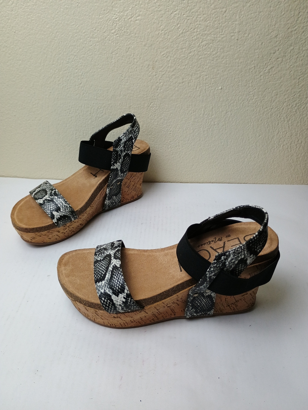 Beach by Matisse 9M Point Break Snake-Pattern Cork Wedge Sandals Black Elastic